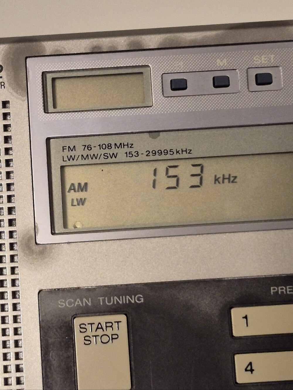 Vintage Sony Icf-2002 Radio - Picture 12 of 13